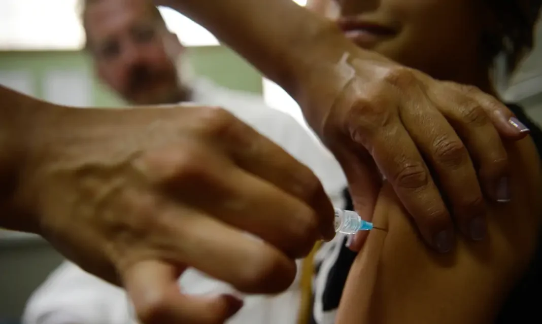 Consultas por lesões pré-cancerígenas caem após vacina contra HPV Brasília - Alunas do Centro de Ensino Fundamental 25, em Ceilândia, são vacinadas contra o papiloma vírus humano - HPV (Marcelo Camargo/Agência Brasil)