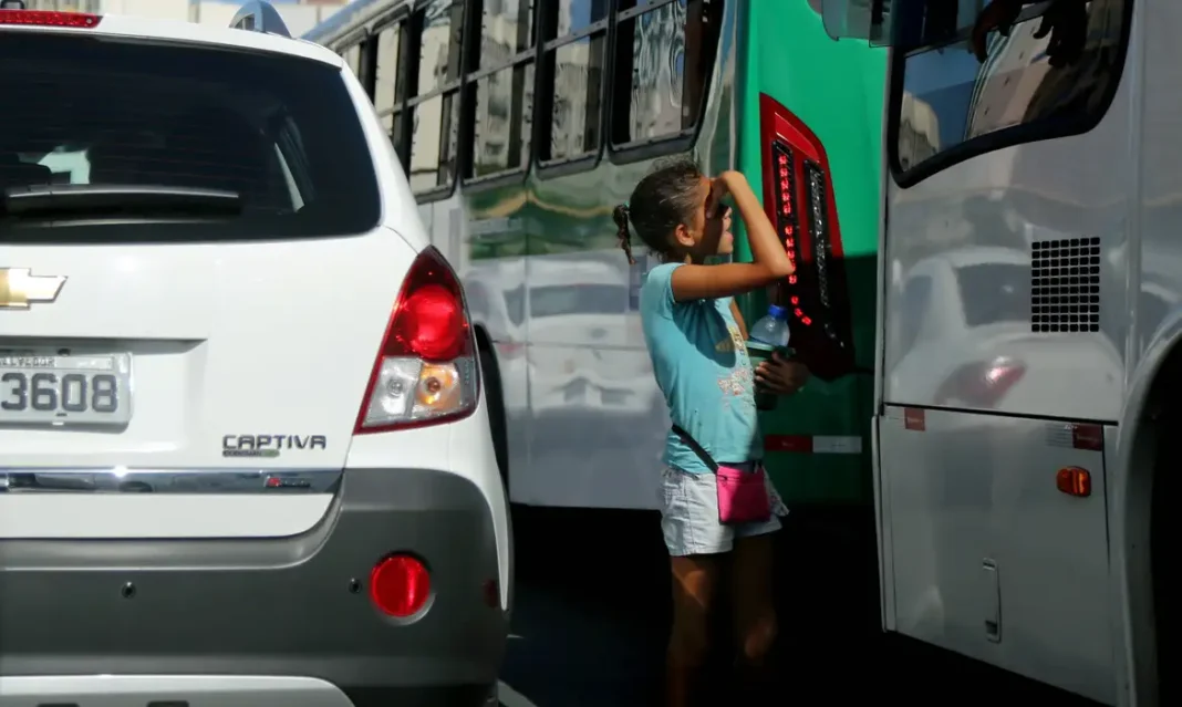 Trabalho infantil no país recua 9,2% de 2024 para 2025, aponta IBGE Trabalho infantil. young man is seen doing child labor salvador, bahia / brazil - january 23, 2015: Girl looking 12 years old is seen selling mineral water amidst vehicles that drive along Avenida ACM in Salvador BA, an image that refers to child labor. SALVADOR BAHIA BRASIL Copyright: xJoaxSouzax 230115JOA44Z No Use Switzerland. No Use Germany. No Use Austria