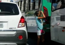 Trabalho infantil no país recua 9,2% de 2024 para 2025, aponta IBGE Trabalho infantil. young man is seen doing child labor salvador, bahia / brazil - january 23, 2015: Girl looking 12 years old is seen selling mineral water amidst vehicles that drive along Avenida ACM in Salvador BA, an image that refers to child labor. SALVADOR BAHIA BRASIL Copyright: xJoaxSouzax 230115JOA44Z No Use Switzerland. No Use Germany. No Use Austria