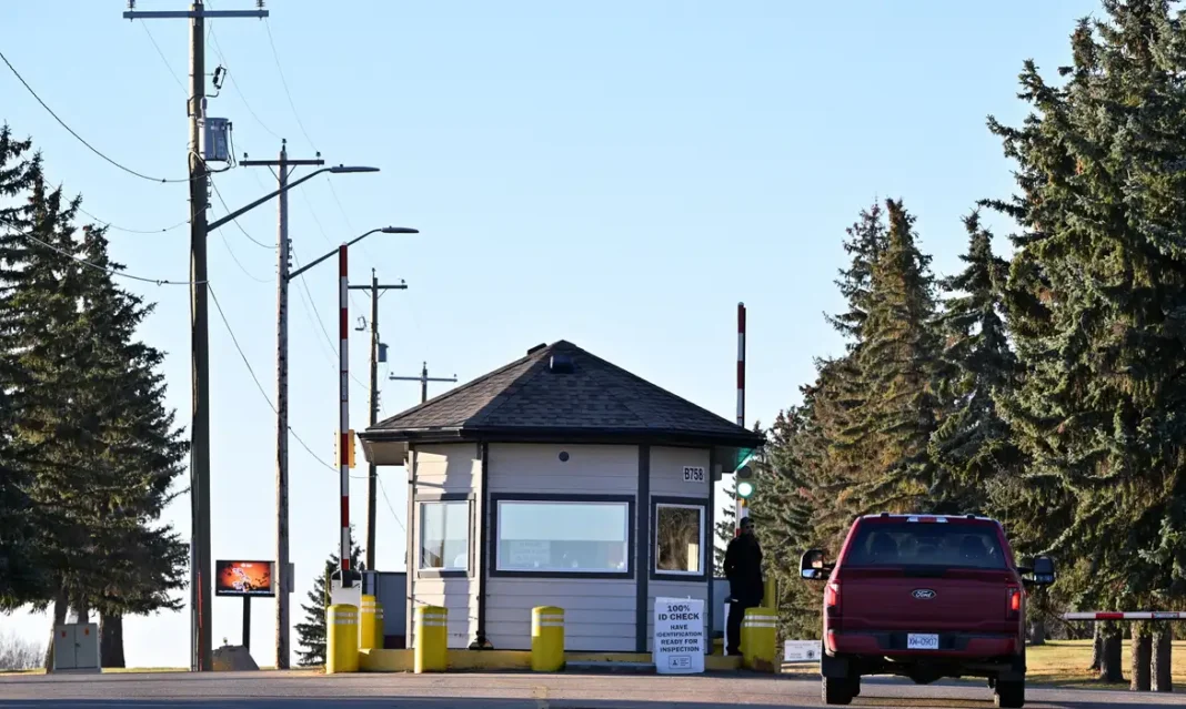 Incêndio em base militar de Alberta deixa mortos e feridos no Canadá Carro passa perto do portão da Base das Forças Canadenses (CFB) de Wainwright, no dia seguinte a um grave incidente que resultou em um incêndio que causou mortes e feridos, em Wainwright, Alberta, Canadá, em 18 de outubro de 2026. REUTERS/Jennifer Gauthier