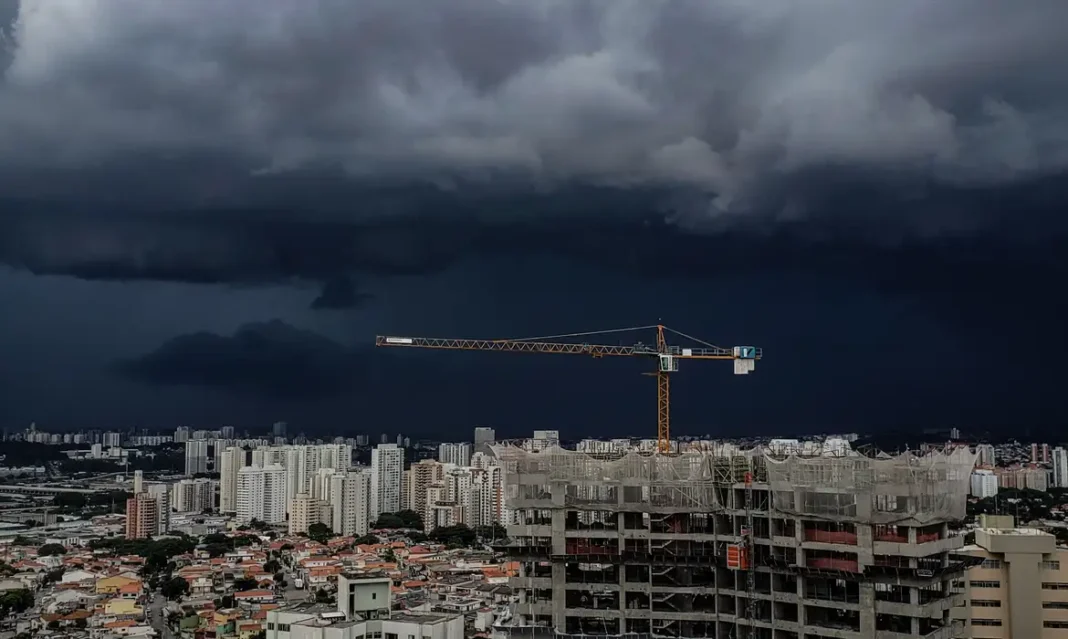 Chuvas ficam mais intensas no Norte, Centro-Oeste e Sudeste do país Chuva na cidade de São Paulo . Foto: Rafa Neddermeyer/Agência Brasil