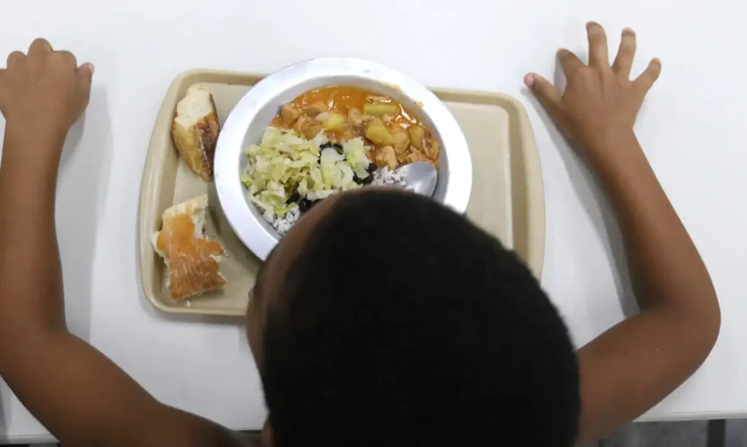 ONU: inovação para enfrentar crise alimentar é tema de ação no Brasil Rio de Janeiro (RJ), 03/03/2023 - Distribuição de almoço realizado pelo projeto Fraternidade na Rua, no centro de acolhimento da organização humanitária Fraternidade sem Fronteiras, na região central da cidade. Foto:Tânia Rêgo/Agência Brasil