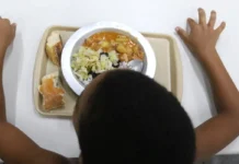 ONU: inovação para enfrentar crise alimentar é tema de ação no Brasil Rio de Janeiro (RJ), 03/03/2023 - Distribuição de almoço realizado pelo projeto Fraternidade na Rua, no centro de acolhimento da organização humanitária Fraternidade sem Fronteiras, na região central da cidade. Foto:Tânia Rêgo/Agência Brasil