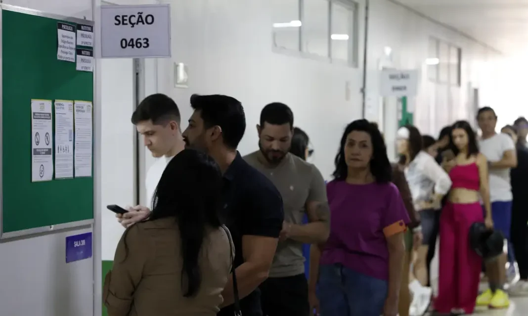 Brasília (DF), 04/10/2026 - Pessoas chegam para votação das Eleições 2026 na Unieuro. Foto: Bruno Peres/Agência Brasil
