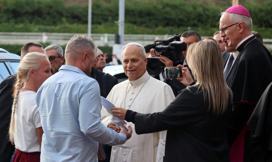 Pope Leo speaks to a Ukrainian family whose daughter is undergoing cancer treatment, as he leaves Gemelli hospital following lung surgery and cancer diagnosis, in Rome, Italy, October 17, 2026. REUTERS/Yara Nardi/Proibida reprodução