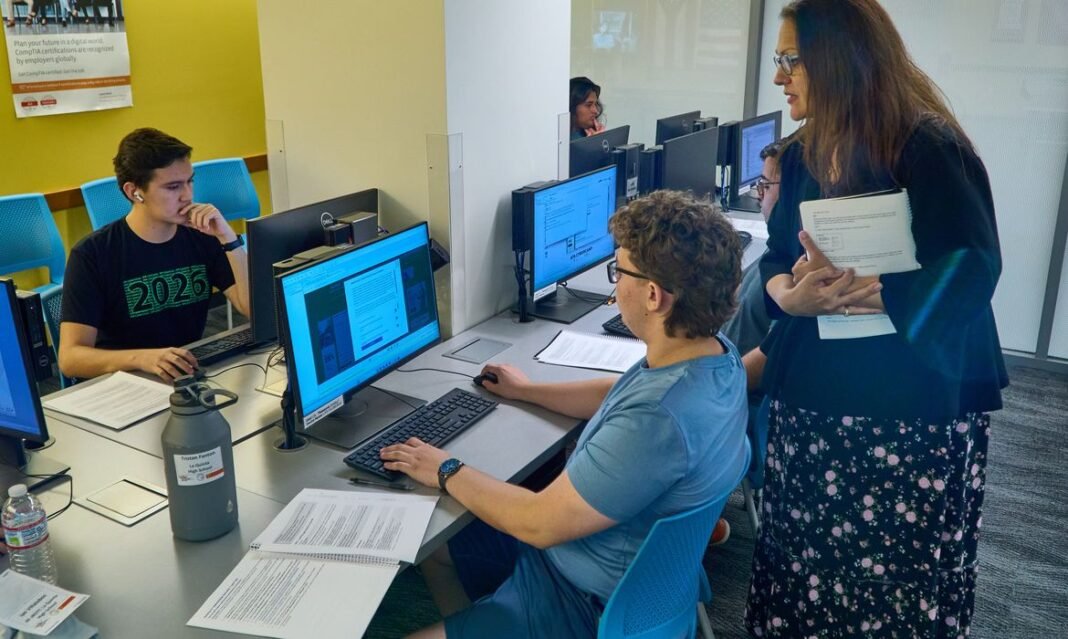 July 14, 2026, Palm Desert, California, USA: Dana Sanchez of Coachella Valley High School works with students during the Air & Space Forces Association Palm Springs Chapter 134 Summer Cyber Camp at the College of the Desert Information Technology Center. The week-long program introduces high school students to cybersecurity, computer networking, coding, artificial intelligence, and cyber defense through hands-on instruction from educators, industry professionals, and AFA volunteers. (Credit Image: © Ian L. Sitren/ZUMA Press Wire) Uso de inteligência artificial em sala de aula