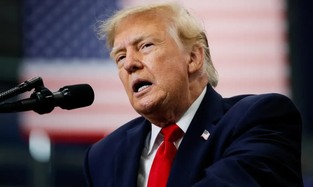 Trump suspende sanções e tarifas contra a Rússia Presidente dos EUA, Donald Trump, no Alasca 13 de outubro de 2026 REUTERS/Evan Vucci