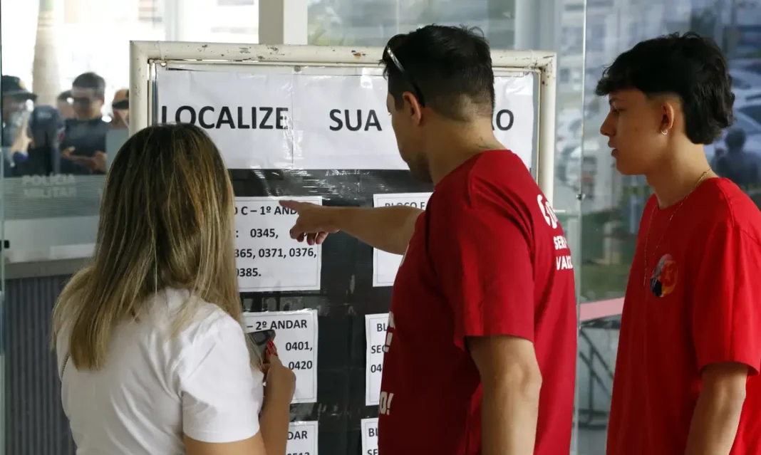 2º turno: 130 mil eleitores de 22 estados votarão em local diferente Brasília (DF), 04/10/2026 - Pessoas chegam para votação das Eleições 2026 na Unieuro. Foto: Bruno Peres/Agência Brasil