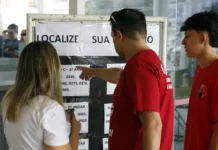 2º turno: 130 mil eleitores de 22 estados votarão em local diferente Brasília (DF), 04/10/2026 - Pessoas chegam para votação das Eleições 2026 na Unieuro. Foto: Bruno Peres/Agência Brasil