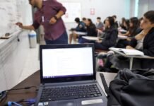 Docentes usam inteligência artificial para inovar e engajar alunos Brasília (DF), 24/10/2024 - Professor do colégio Galois, Samuel Rbeiro Costa, em sala de aula com alunos na preparação nos últimos dias antes da prova do Enem 2024. Foto: José Cruz/Agência Brasil