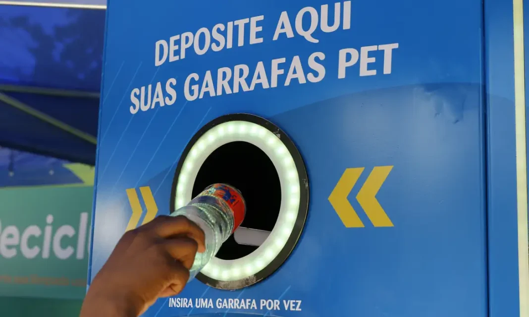 Máquinas coletoras de resídios para reciclagem em ação educativa pelo Dia Mundial do Meio Ambiente no Aterro do Flamengo.