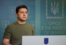 Zelensky critica acordo entre EUA e Rússia sobre diesel Ukrainian President Volodymyr Zelensky delivers a speech to the nation at the presidential palace.