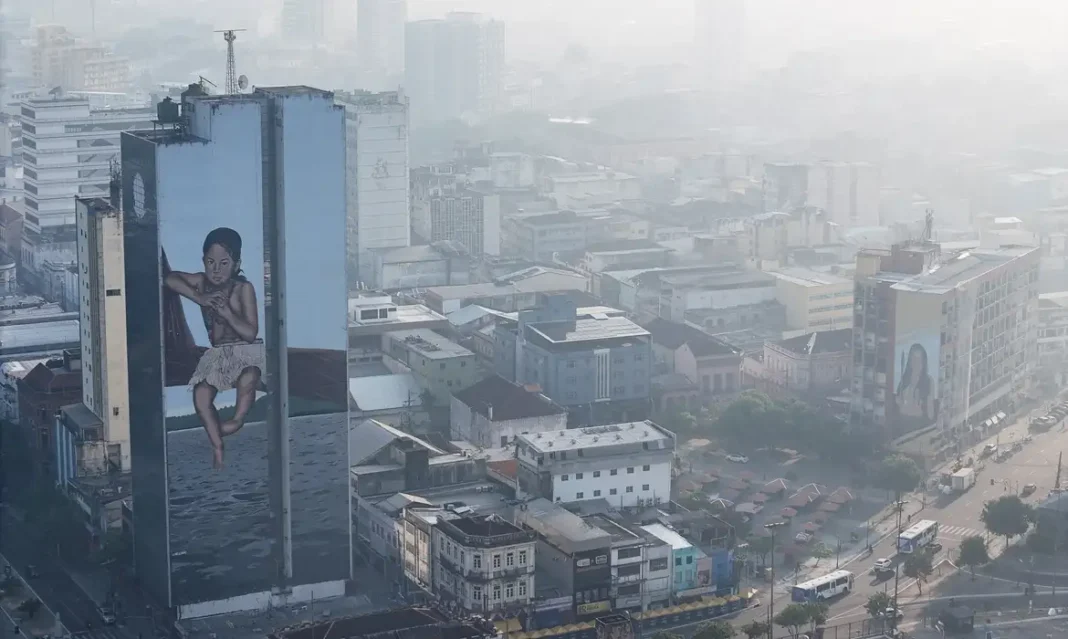 Manaus é capital com maior poluição atmosférica do país nesta sexta A drone view shows a mural on a building as smoke from Amazon wildfires and a burning landfill hangs over Manaus, Brazil, October 8, 2026. REUTERS/Bruno Kelly