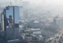 Manaus é capital com maior poluição atmosférica do país nesta sexta A drone view shows a mural on a building as smoke from Amazon wildfires and a burning landfill hangs over Manaus, Brazil, October 8, 2026. REUTERS/Bruno Kelly
