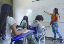 Flávio quer escolas militares; Lula propõe ampliar educação integral Brasília (DF), 25/06/2026 – Alunos do ensino médio do CED 16, na Ceilândia, aproveitam o segundo semestre letivo para intensificar a preparação em sala de aula visando o Exame Nacional do Ensino Médio (Enem), vestibulares, Programa de Avaliação Seriada (PAS/UnB) e outros processos seletivos de ingresso no ensino superior Foto: Rafa Neddermeyer/Agência Brasil