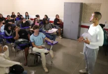 Candidato já pode conferir onde fará reaplicação da PND, no domingo Brasília (DF) 07/10/2026 O professor Diogo de Andrade em sala de aula preparatória para o Enem Foto: Fabio Rodrigues-Pozzebom/ Agência Brasil