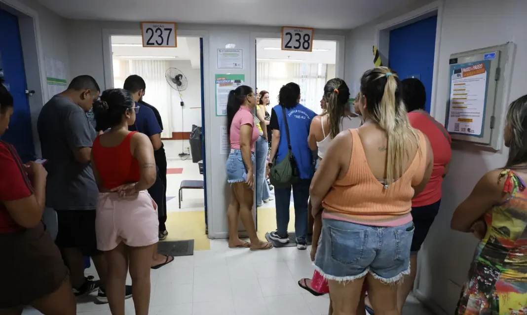 Moradores da Maré se mobilizam para divulgar locais de votação Rio de Janeiro (RJ), 04/10/2026 - Fila de eleitores na zona eleitoral da Escola Municipal Rinaldo de Lamare, na Rocinha. Foto: Rovena Rosa/Agência Brasil