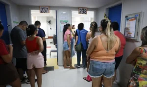 Rio de Janeiro (RJ), 04/10/2026 - Fila de eleitores na zona eleitoral da Escola Municipal Rinaldo de Lamare, na Rocinha. Foto: Rovena Rosa/Agência Brasil