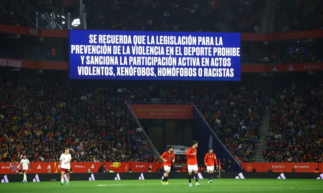 Fifa pune Espanha por cantos islamofóbicos em amistoso contra Egito Telão exibe mensagem contra discriminação em jogo Espanha x Egito 31 de março de 2026 REUTERS/Albert Gea