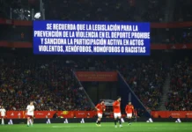 Fifa pune Espanha por cantos islamofóbicos em amistoso contra Egito Telão exibe mensagem contra discriminação em jogo Espanha x Egito 31 de março de 2026 REUTERS/Albert Gea