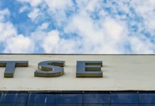 TSE dá 24 horas para Meta dar informações sobre igualdade de campanhas Brasília (DF), 04/10/2026 - Fachada do Tribunal Superior Eleitoral (TSE), em Brasília, durante o início da apuração dos votos das eleições de 2026. Foto: Rafa Neddermeyer/Agência Brasil
