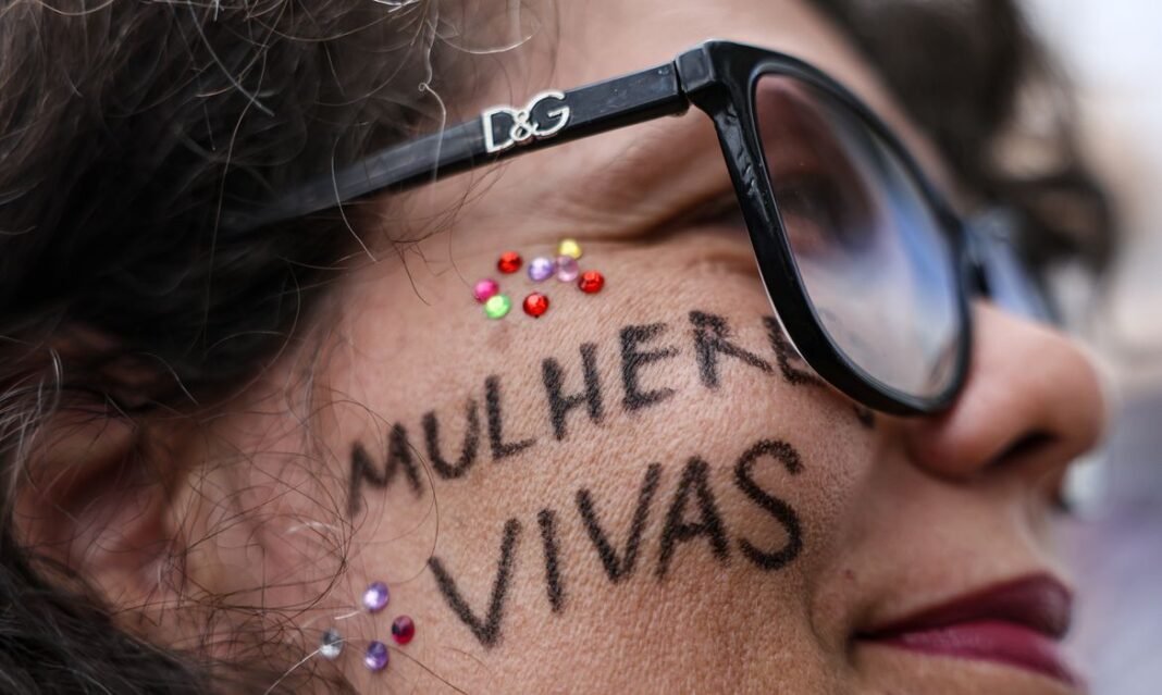 Operação Mulher Segura prende mais de 57 mil agressores em 141 dias Brasília (DF), 07/12/2025 - O Levante Mulheres Vivas realiza ato na área central de Brasília para denunciar o feminicídio e todas as formas de violência contra mulheres. Foto: Marcelo Camargo/Agência Brasil