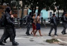 Governo do RJ deverá adquirir câmeras para policiais em março de 2027 Members of the military police special unit detain suspected drug dealers during a police operation against drug trafficking at the favela do Penha, in Rio de Janeiro, Brazil October 28, 2025. REUTERS/Aline Massuca