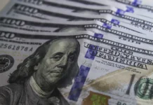 Dólar cai para R$ 5,01 com exterior e expectativa eleitoral no Brasil Dólar