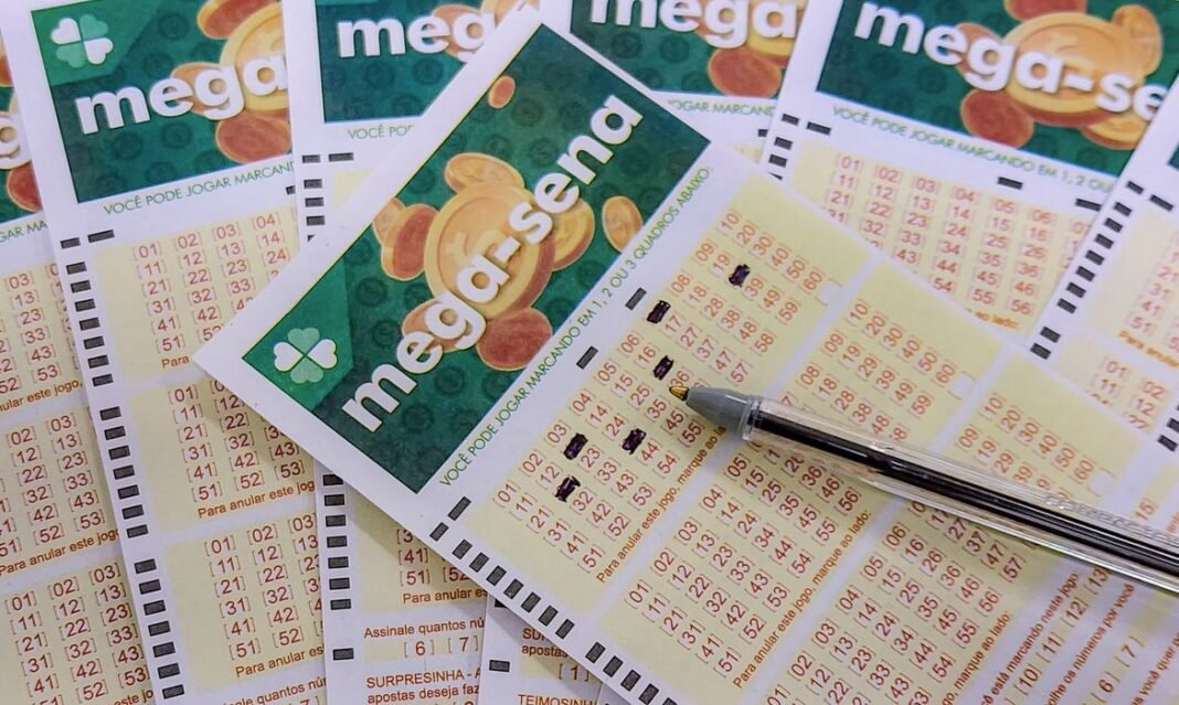 Mega-Sena não tem acertador e prêmio vai a R$ 200 milhões 22/06/2023 - Brasília - Mega-Sena, concurso da Mega-Sena, jogos da Mega-Sena, loteria da Mega-Sena. - Volantes da Mega Sena sendo preenchidos para apostas em casas lotéricas da Caixa. Foto: Rafa Neddermeyer/Agência Brasil