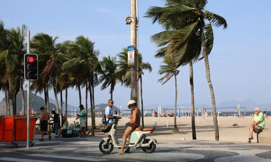 Municípios terão que prestar contas sobre gestão de praias Rio de Janeiro (RJ), 21/08/2026 - Ventos balançam os coqueiros na orla da praia de Copacabana, na Zona Sul carioca. Foto: Rovena Rosa/Agência Brasil