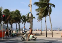 Municípios terão que prestar contas sobre gestão de praias Rio de Janeiro (RJ), 21/08/2026 - Ventos balançam os coqueiros na orla da praia de Copacabana, na Zona Sul carioca. Foto: Rovena Rosa/Agência Brasil