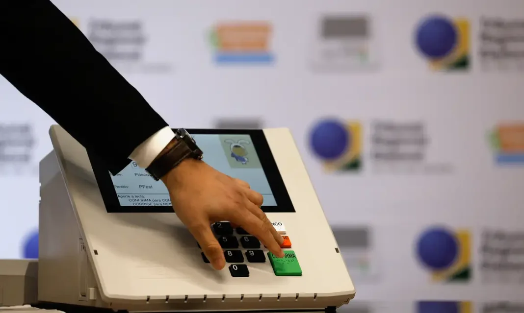 TRE-RJ define urnas que serão auditadas no segundo turno Rio de Janeiro (RJ), 01/10/2024 - Coletiva de imprensa, no Tribunal Regional Eleitoral do Rio de Janeiro (TRE-RJ), sobre as eleições municipais com as participações da diretora-geral Eline Íris, e do secretário de Tecnologia da Informação Michel Kovacs, no Palácio da Democracia, centro da cidade. Foto: Tânia Rêgo/Agência Brasil