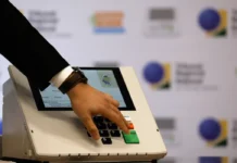 TRE-RJ define urnas que serão auditadas no segundo turno Rio de Janeiro (RJ), 01/10/2024 - Coletiva de imprensa, no Tribunal Regional Eleitoral do Rio de Janeiro (TRE-RJ), sobre as eleições municipais com as participações da diretora-geral Eline Íris, e do secretário de Tecnologia da Informação Michel Kovacs, no Palácio da Democracia, centro da cidade. Foto: Tânia Rêgo/Agência Brasil