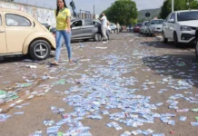 Pedir votos e fazer propaganda: saiba o que é proibido no dia de votar Brasília (DF), 04/10/2026 - Material de propaganda eleitoral é encontrado espalhado em frente a uma escola durante o primeiro turno das Eleições 2026, neste domingo. A distribuição de santinhos e a prática de boca de urna são proibidas no dia da votação. Foto: Joédson Alves/Agência Brasil