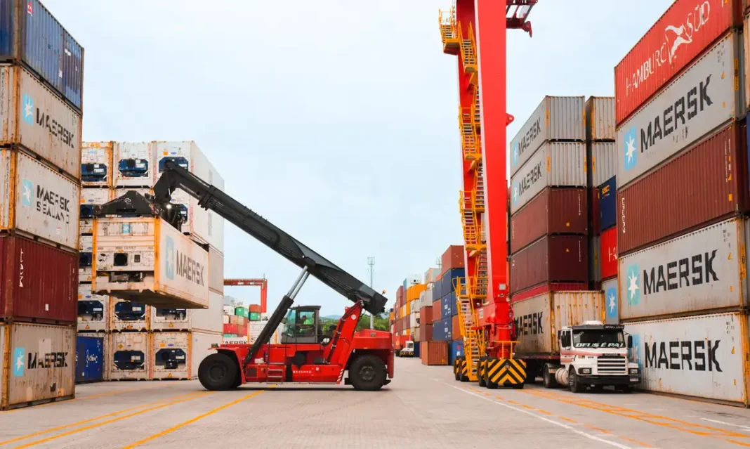 Governo destina R$ 6,49 bilhões a setor de exportação Visita técnica ao Porto ITapoá SC. Os Portos tem sempre uma movimentação grande de container e navios e movimenta o marcado de importação e exportação.. Foto: Vosmar Rosa/MPOR