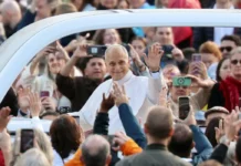 Leão XIV sobe ao papamóvel pela primeira vez desde cirurgia de câncer Papa Leão cumprimenta os fiéis na audiência geral semanal na Praça de São Pedro 21 de outubro de 2026 REUTERS/Yara Nardi
