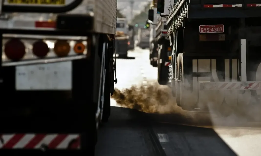 Emissão líquida de poluentes no país cai ao menor nível desde 2012 caminhões, poluição, Gases poluentes , trânsito