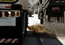 Emissão líquida de poluentes no país cai ao menor nível desde 2012 caminhões, poluição, Gases poluentes , trânsito