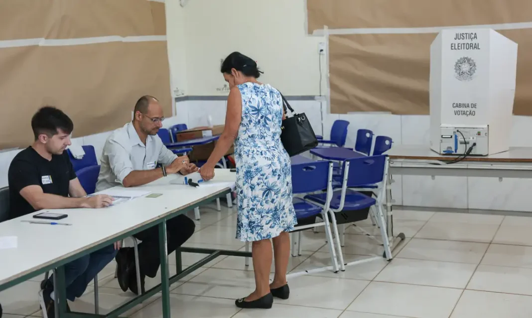 Movimento Vovó Vota defende consciência cidadã contra abstenção Brasília (DF), 04/10/2026 - Eleitores comparecem às seções eleitorais na manhã deste domingo para participar do primeiro turno das Eleições 2026. As imagens mostram o momento da votação nas salas onde estão instaladas as urnas eletrônicas. Foto: Joédson Alves/Agência Brasil