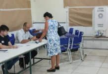 Movimento Vovó Vota defende consciência cidadã contra abstenção Brasília (DF), 04/10/2026 - Eleitores comparecem às seções eleitorais na manhã deste domingo para participar do primeiro turno das Eleições 2026. As imagens mostram o momento da votação nas salas onde estão instaladas as urnas eletrônicas. Foto: Joédson Alves/Agência Brasil