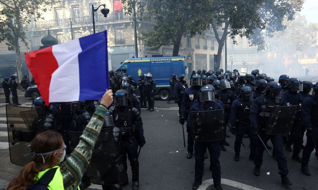 Protesto em Paris contra o custo de vida 17 de outubro de 2026 REUTERS/Abdul Saboor
