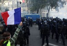 Macron diz que não haverá mais distúrbios; manifestantes se organizam Protesto em Paris contra o custo de vida 17 de outubro de 2026 REUTERS/Abdul Saboor