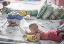 Quedas: mais de 330 mil crianças foram internadas no Brasil em 10 anos Brasília (DF), 16/02/2026 - Bebês brincam no Lar da Criança Padre Cícero, instituição que acolhe mais de 20 crianças e adolescentes. Poucos estão habilitados para adoção . Foto: Marcello Casal Jr/Agência Brasil