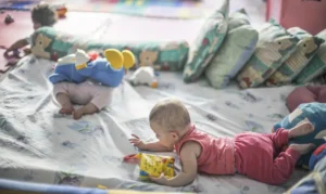 Brasília (DF), 16/02/2026 - Bebês brincam no Lar da Criança Padre Cícero, instituição que acolhe mais de 20 crianças e adolescentes. Poucos estão habilitados para adoção . Foto: Marcello Casal Jr/Agência Brasil