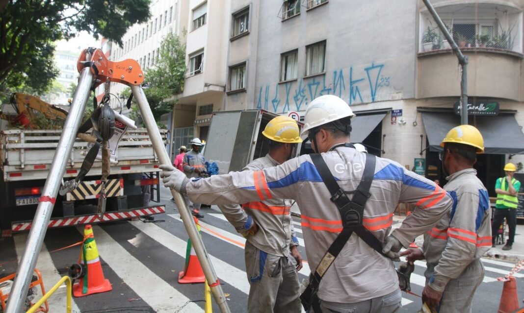 Procon paulistano multa Enel por falhas no fornecimento de energia São Paulo (SP), 18/03/2024 - Funcionários da Enel trabalham na rua General Jardim, em Vila Buarque, durante falta de energia na região central. Foto: Rovena Rosa/Agência Brasil