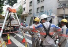 Procon paulistano multa Enel por falhas no fornecimento de energia São Paulo (SP), 18/03/2024 - Funcionários da Enel trabalham na rua General Jardim, em Vila Buarque, durante falta de energia na região central. Foto: Rovena Rosa/Agência Brasil