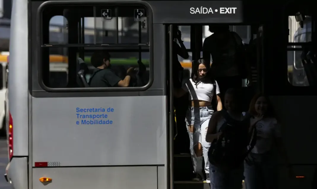 Governo envia ao Congresso proposta de tarifa zero no transporte Brasília (DF), 09/08/2023 - Movimentação de passageiros e ônibus na Rodoviária do Plano Piloto. Nos dias 8 e 9 de agosto acontece, em Brasília, o 36º Seminário Nacional de Transporte Urbano, em que empresários, entidades de classe, especialistas e representantes de governo debatem as mudanças necessárias no setor. Foto: Marcelo Camargo/Agência Brasil