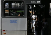 Governo envia ao Congresso proposta de tarifa zero no transporte Brasília (DF), 09/08/2023 - Movimentação de passageiros e ônibus na Rodoviária do Plano Piloto. Nos dias 8 e 9 de agosto acontece, em Brasília, o 36º Seminário Nacional de Transporte Urbano, em que empresários, entidades de classe, especialistas e representantes de governo debatem as mudanças necessárias no setor. Foto: Marcelo Camargo/Agência Brasil