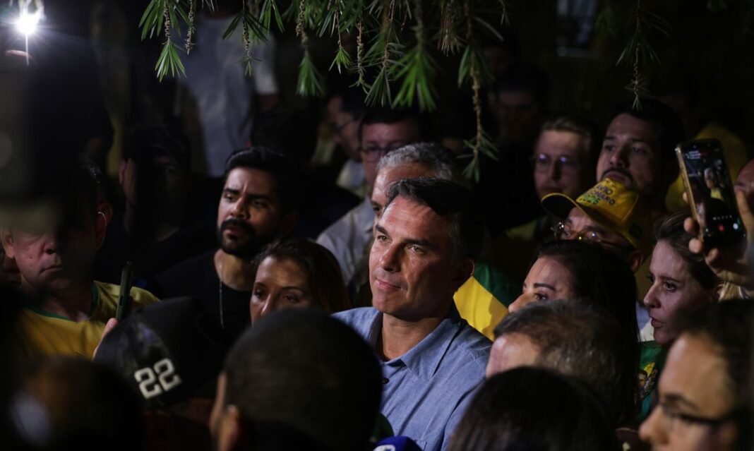 Flávio Bolsonaro impõe condições para liberar sigilos Brasília (DF), 04/10/2026 - Flávio Bolsonaro (PL) fala com jornalistas após a vitória no primeiro turno das eleições de 2026 sobre seu oponente, Luiz Inácio Lula da Silva (PT). Foto: Joédson Alves/Agência Brasil