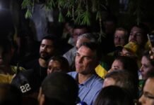 Flávio Bolsonaro impõe condições para liberar sigilos Brasília (DF), 04/10/2026 - Flávio Bolsonaro (PL) fala com jornalistas após a vitória no primeiro turno das eleições de 2026 sobre seu oponente, Luiz Inácio Lula da Silva (PT). Foto: Joédson Alves/Agência Brasil